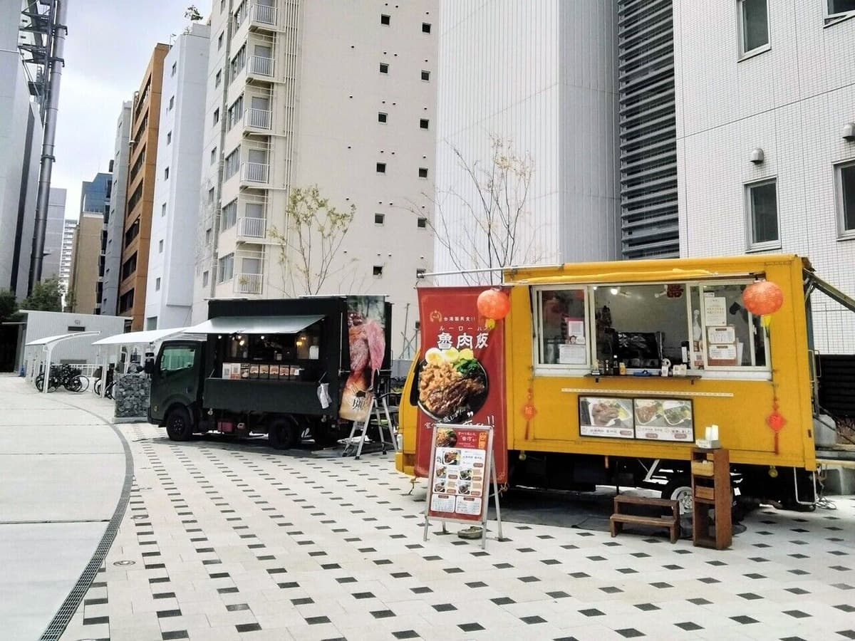 大阪府庁別館前